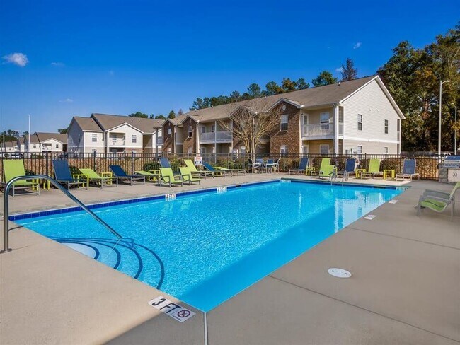 Toma el sol junto a la piscina - The Park Apartment Homes