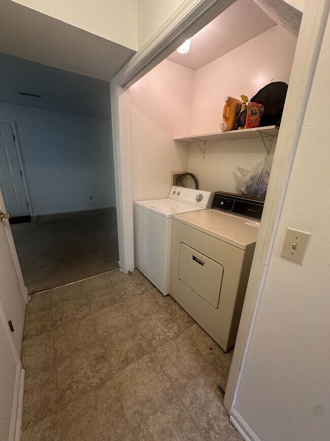 Building Photo - Renovated Home Near Virginia Tech