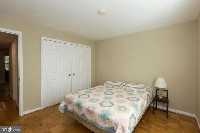 Building Photo - 832 Quince Orchard Blvd