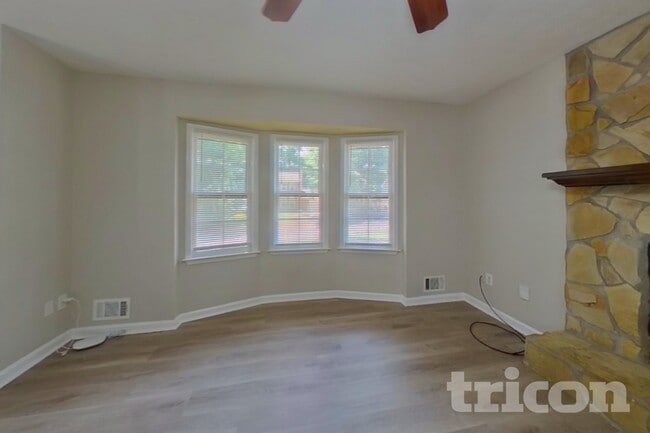 Building Photo - 3735 Linwood Way