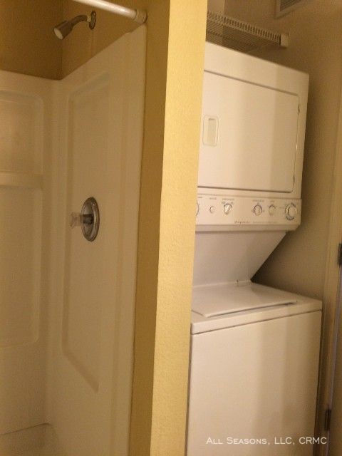 Foto del edificio - 2404 St Paul Drive Unit B