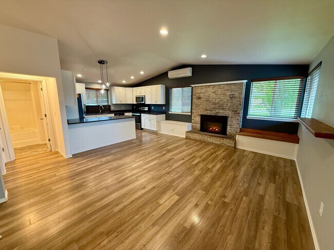 Foto del edificio - Charming 2-Bed, 2-Bath Home in the Heart o...