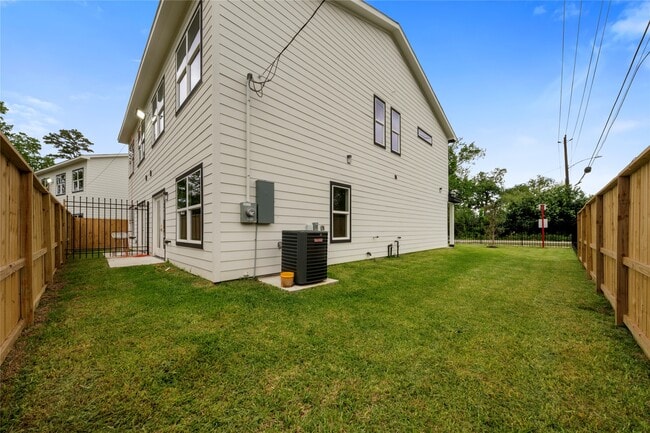 Building Photo - 7117 Springdale St