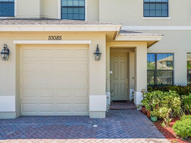 Building Photo - 10085 W Villa Cir