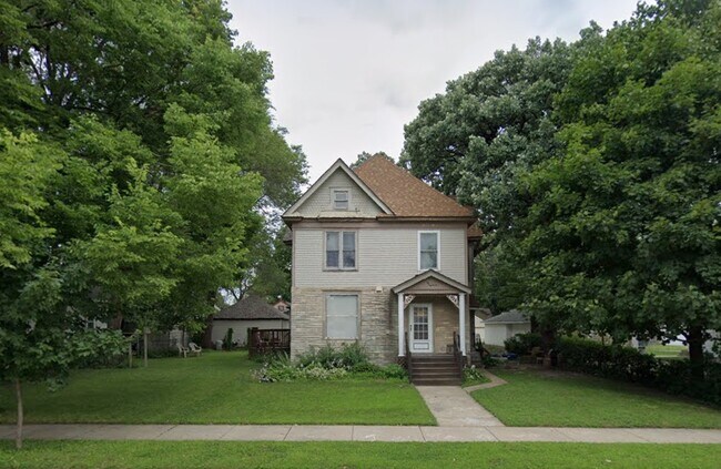 Outdoor - 218 E Rose St