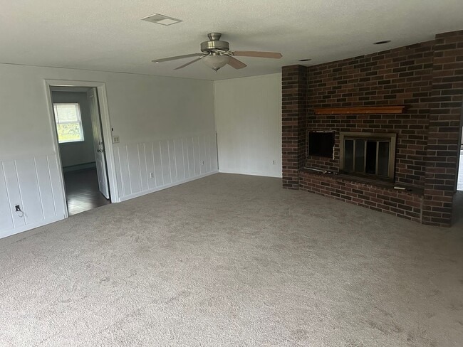 Building Photo - 3 bedroom available for immediate move i!