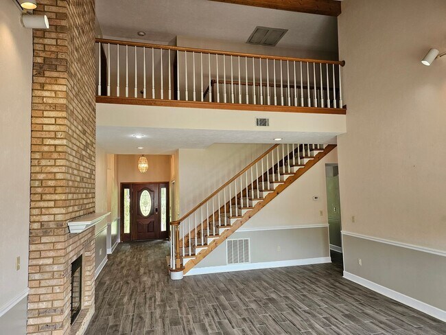 Foto del edificio - Lakefront NE Tallahassee Home