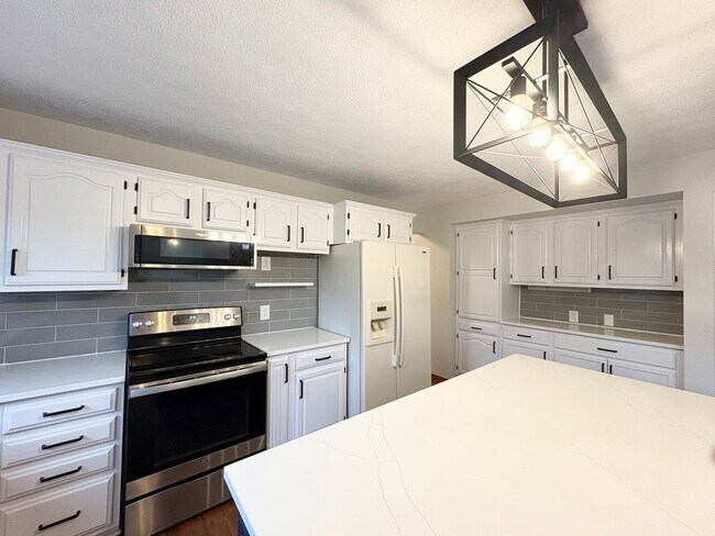 Foto del edificio - Stunning 5-Bedroom Home in Eagle Crest subdivision