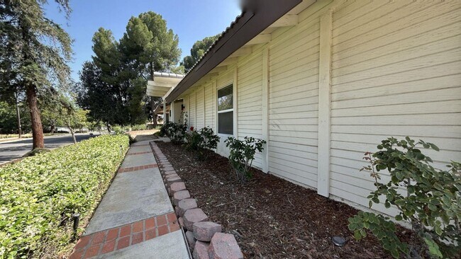 Foto del edificio - Beautiful 3 Bedroom 2 Bathroom Home with P...