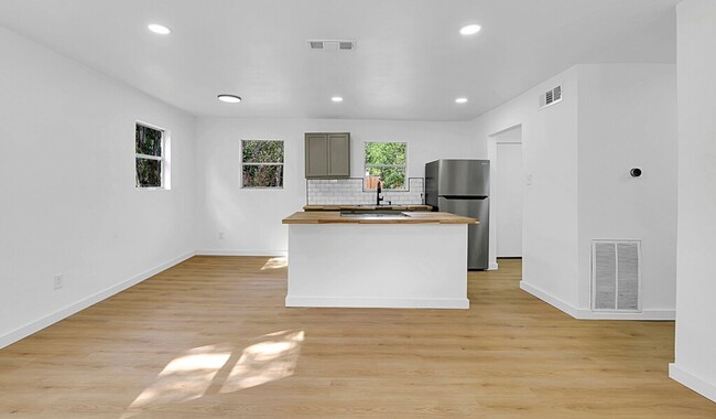 Foto del edificio - Newly remodeled 3 bedroom/2 bath house