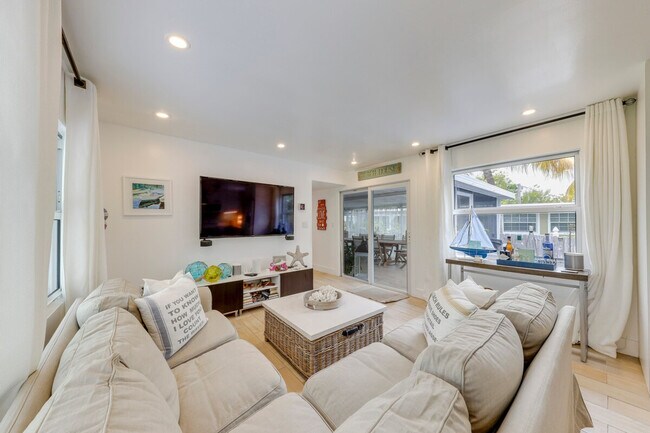 Building Photo - 398 Burton Dr