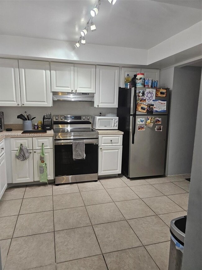 Photo - 713 N Pine Island Rd Apartment
