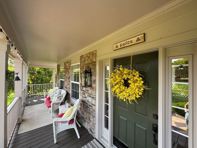 Building Photo - Fantastic 4 Bed 2.5 Bath Single Family Hom...