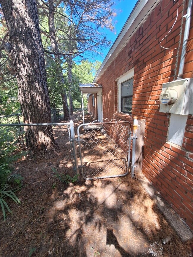 Building Photo - 4 Bedroom, 2 Bath in Clyde!