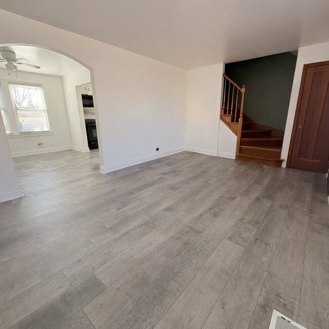 Building Photo - 3857 W 51st St