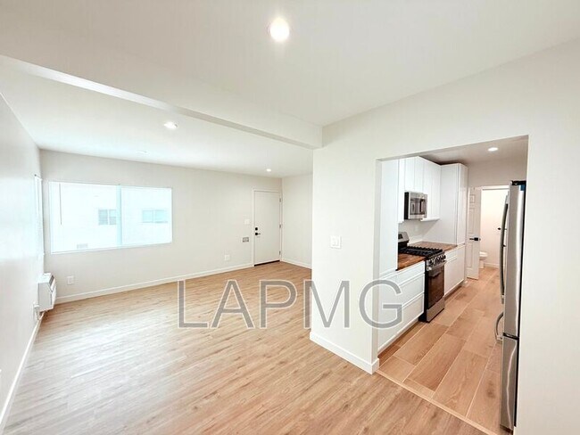Building Photo - 2304 N Frederic St