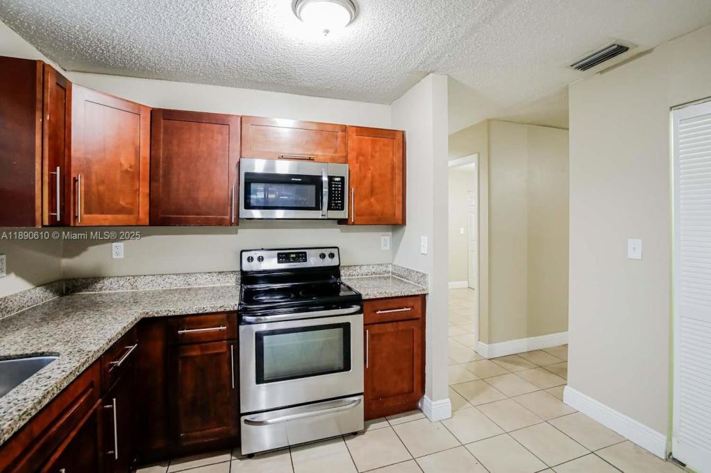 Foto principal - 20015 W Oakmont Cir