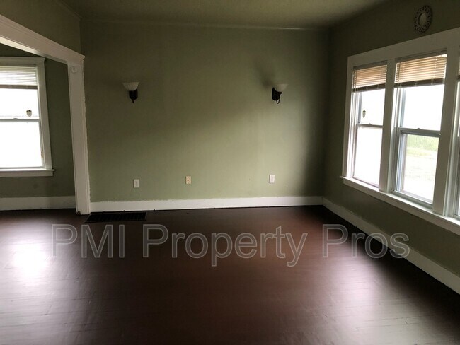 Building Photo - 2483 W Locust St
