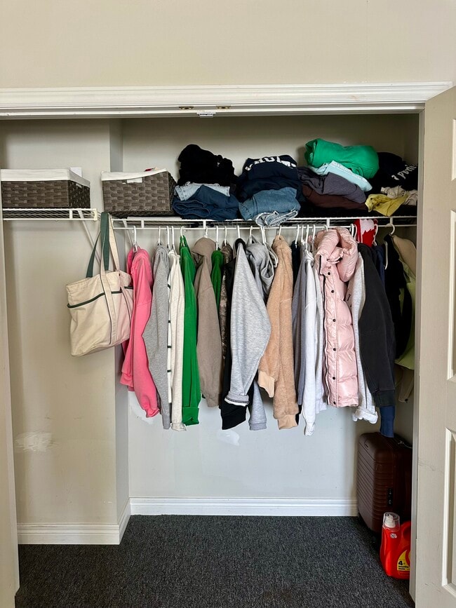 Building Photo - Offering a Room to a Female Student