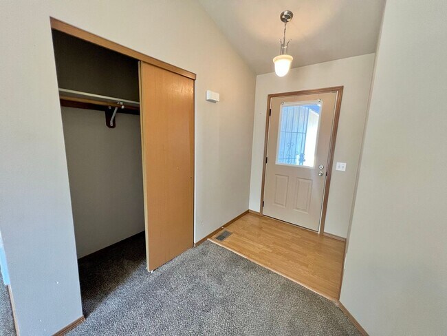 Building Photo - 3 Bedroom 2 Bath Home for Lease with Fully...