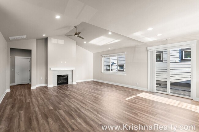 Building Photo - *Newer  Single Level 3BD*, 2BA* Single Fam...