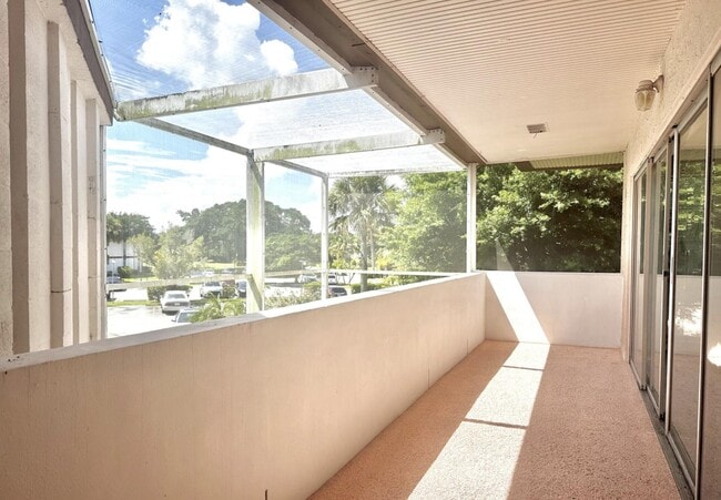 Building Photo - 6 Greenway Village N