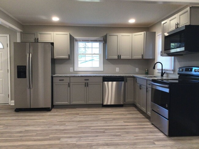 Building Photo - MOVE-IN READY!