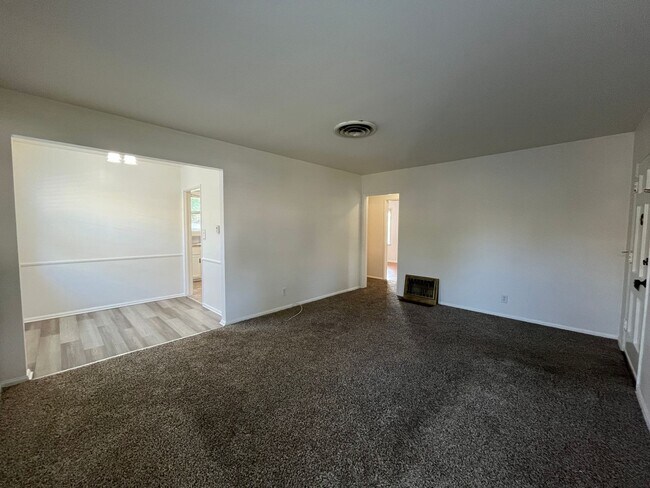 Foto del edificio - Panorama City 2+1 house w/garage + backyard! (8062 Lennox)