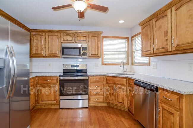 Building Photo - 713 S Sunset Ln