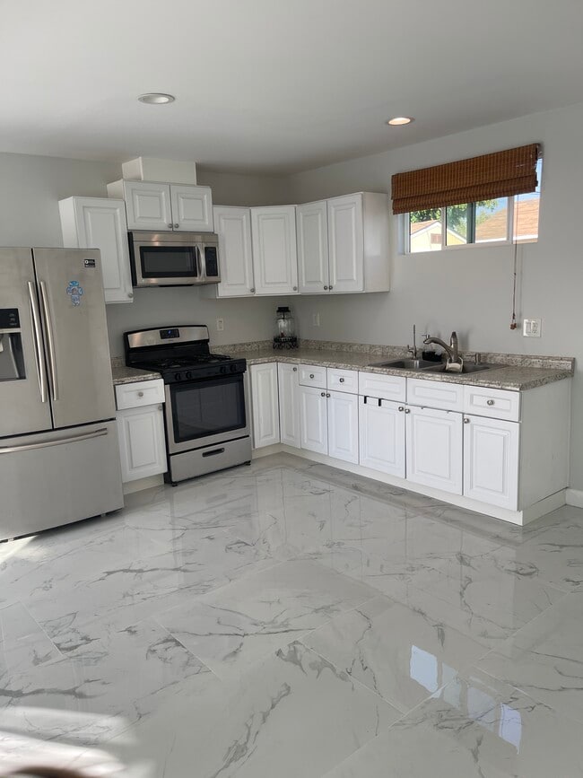 Building Photo - 10310 Montgomery Ave