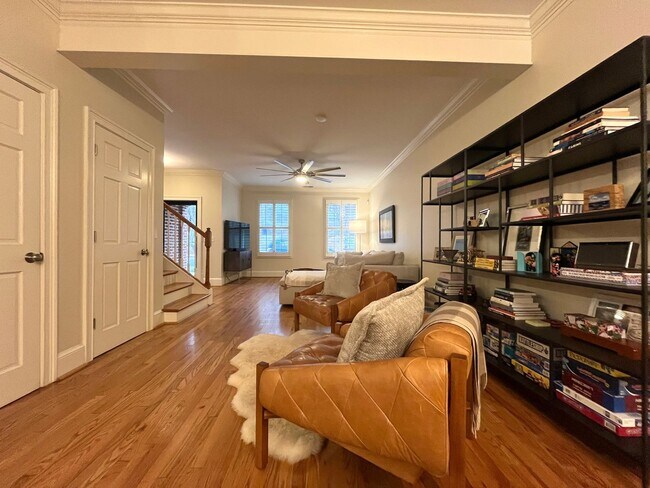 Foto del edificio - Townhome Available in North Main Community Downtown Greenville!