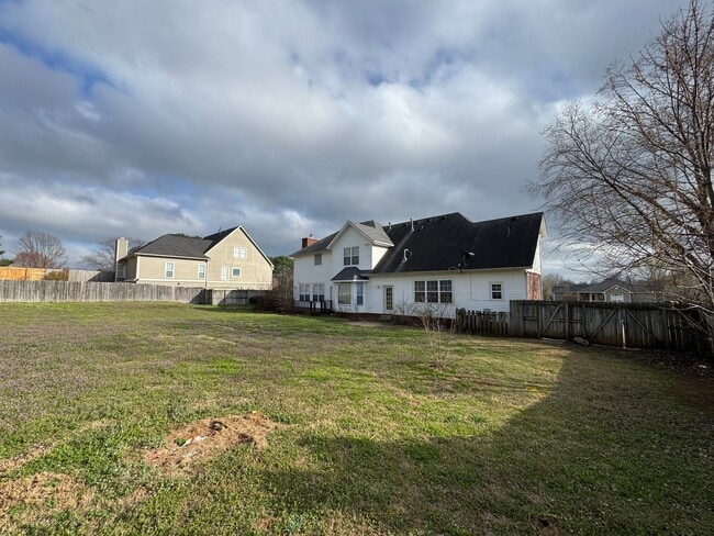 Foto del edificio - East Fayetteville 7 bedrooms 5 baths, VANDERGRIFF DIST - beautiful spread