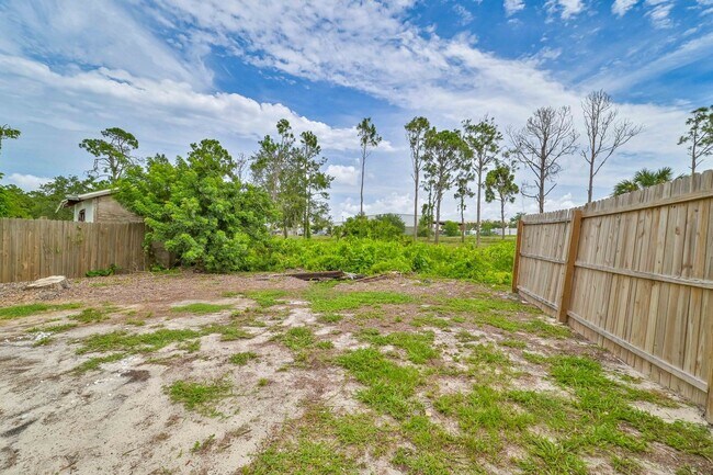 Building Photo - PET FRIENDLY Duplex ~ San Carlos
