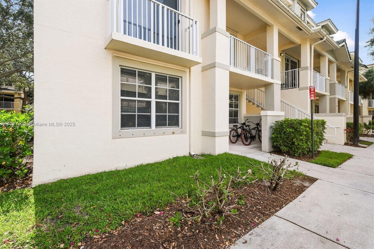 Foto principal - 4850 Chancellor Dr