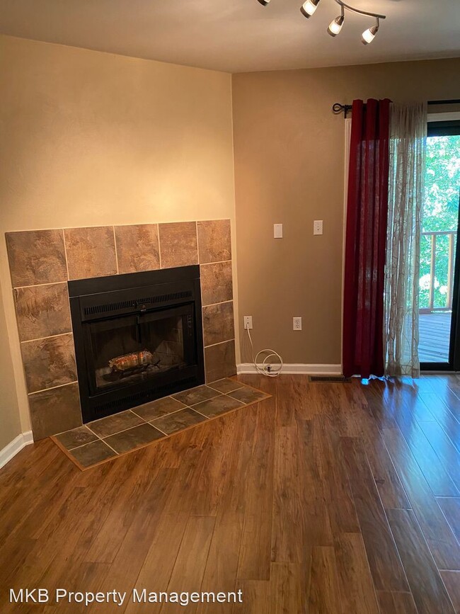 Foto del edificio - 3323 Forest Ridge Rd