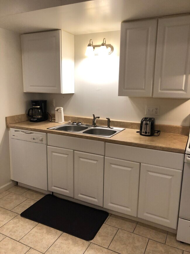 Cocina grande y espaciosa, muchos electrodomésticos incluidos con el apartamento, como cafetera, abrelatas, etc. - 22572 Dunleigh Dr
