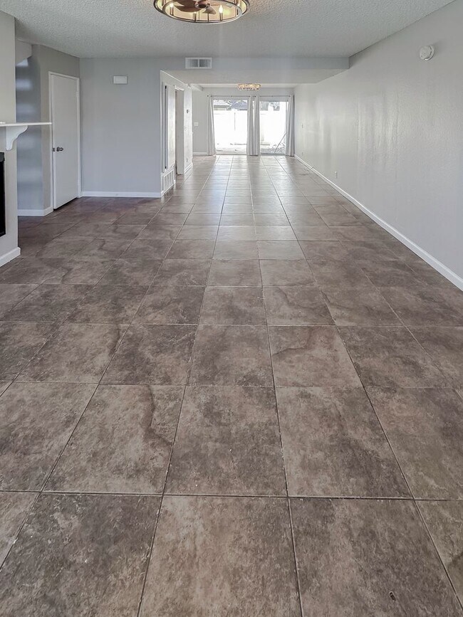 Foto del edificio - JUST REMODELED! Great Floor Plan! 2 Bedroom 2 Bathroom Townhome FOR RENT!