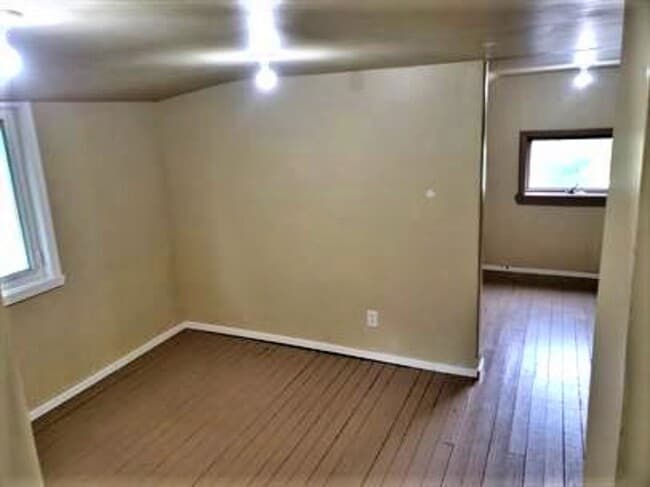 Building Photo - 551 Milky Way St S
