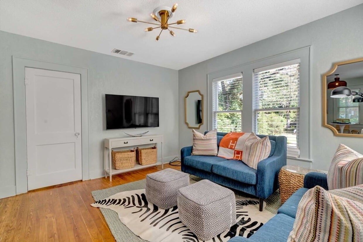 Primary Photo - Newly Renovated Spacious Garage Apartment
