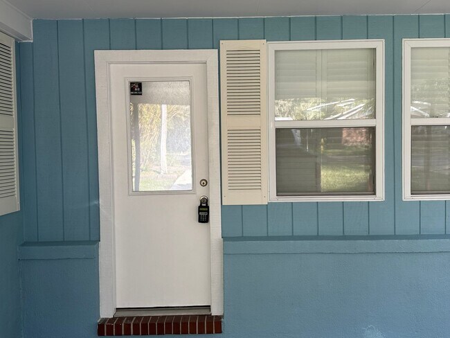 Building Photo - Beautiful 2Bed & 1Bath ON THE WATER in St....