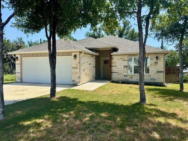 Foto del edificio - 713 Maple Ln