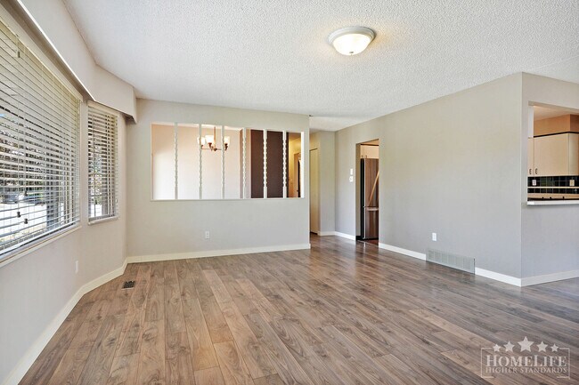 Building Photo - Charming 3 Bed + Den, 3 Bath House for Ren...