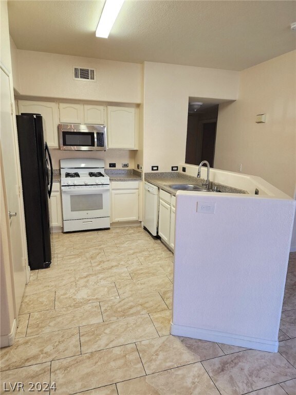 Building Photo - 3400 Cabana Dr