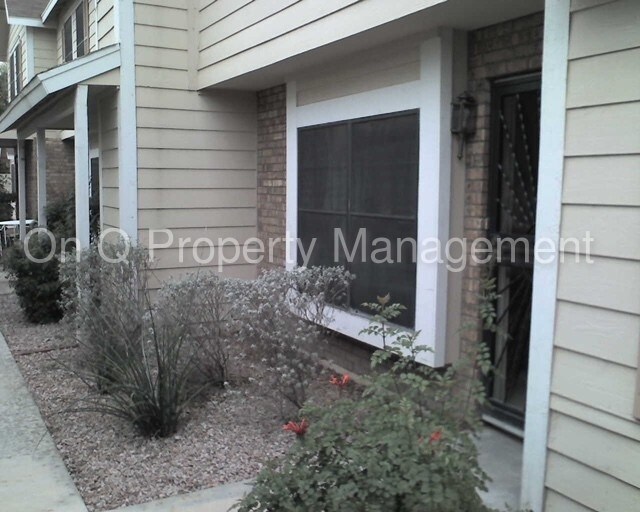 Foto principal - Great 2 Bed / 2.5 Bath Townhome!