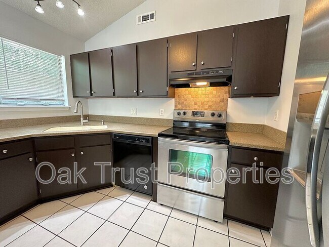 Building Photo - 104 St Benets Pl