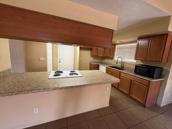 Foto del edificio - Glendale 3/2 With 2-Car Garage- 1/2 OFF FI...