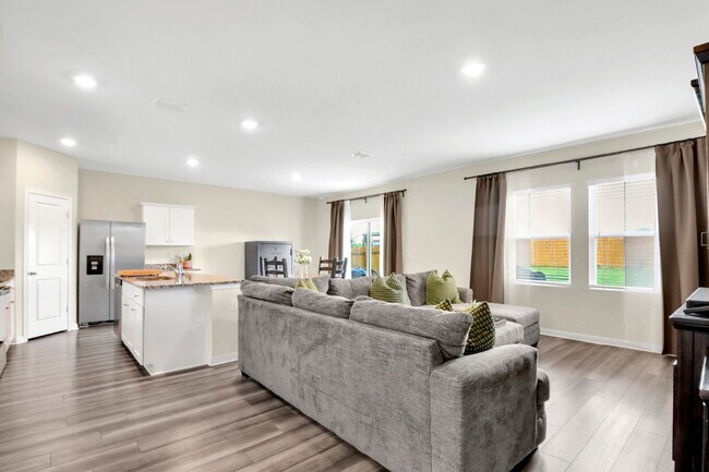 Foto del edificio - "Spacious 4-Bedroom Retreat with Granite Elegance in San Antonio!"