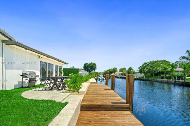 Foto del edificio - 2830 NE 56th Ct