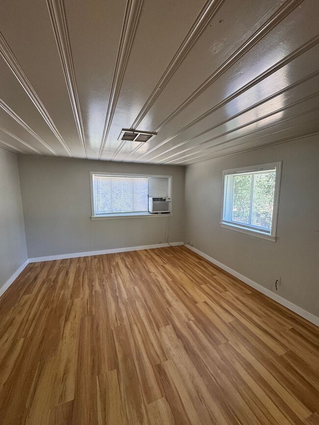 Building Photo - 2032 Acorn Ln