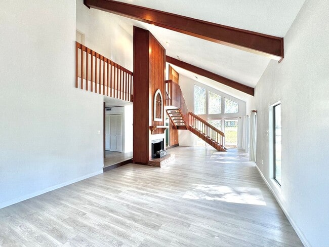 Building Photo - Spacious Baton Rouge Beauty on a Tree-Shad...